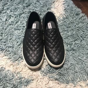 EUC Sz9 Steve Madden Ecentrcq Slip On